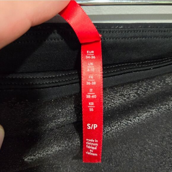 🐢 Spanx Leggings Small. Black some sheen/texture Size S - Picture 7 of 8